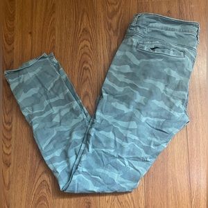 American eagle camo skinny cargo pants. Worn a handful of times.